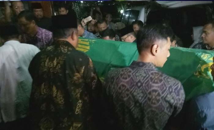 Jenazah ibunda Susilo Bambang Yudhoyono tiba di Cikeas, Jumat malam, untuk disemayamkan sebelum dimakamkan Sabtu siang. (Foto:Antara)
