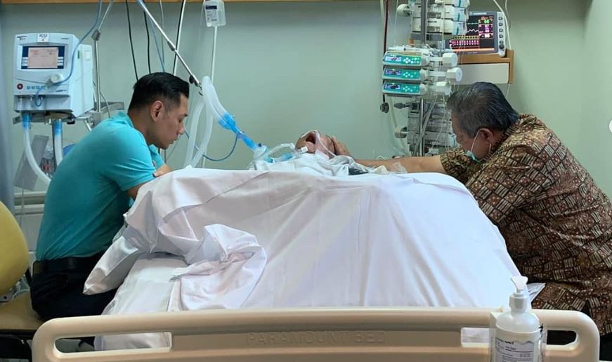 Agus Harimurti Yudhoyono (AHY) bersama sang ayah, Susilo Bambang Yudhoyono saat menemani Siti Habibah menjalani perawatan medis. (Foto: Instagram AHY)