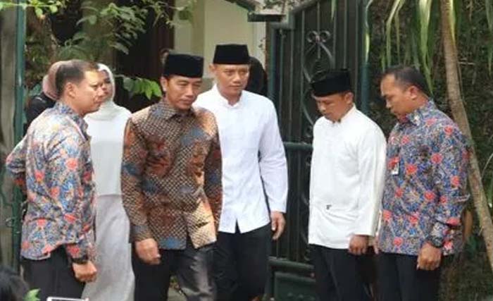Presiden  Jokowi takziah atau melayat ibunda SBY di Puri Cikeas, Kab. Bogor, Jabar, Sabtu siang. (Foto:Antara)