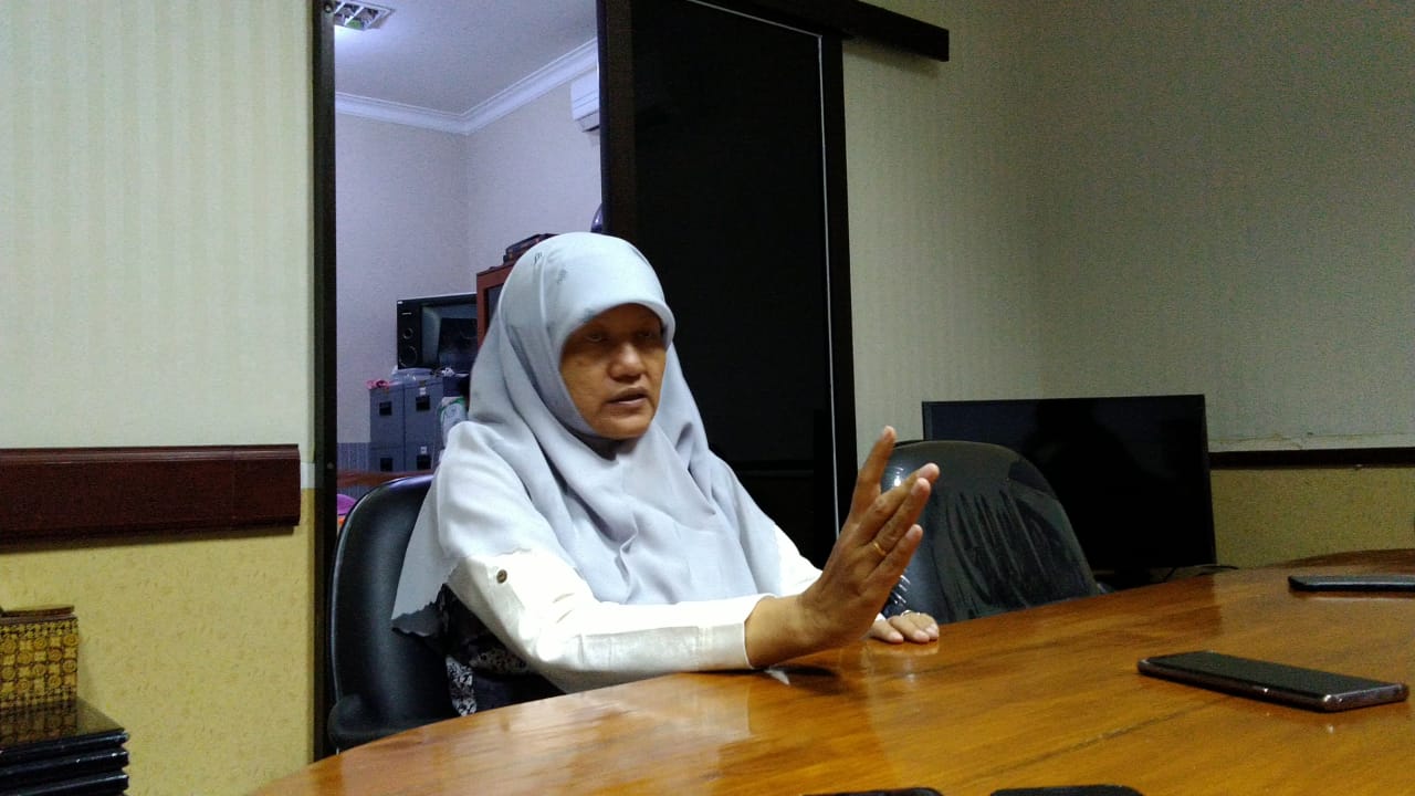 Reni saat di ruang fraksi DPRD Kota Surabaya. (Foto: Alief/ngopibareng.id)