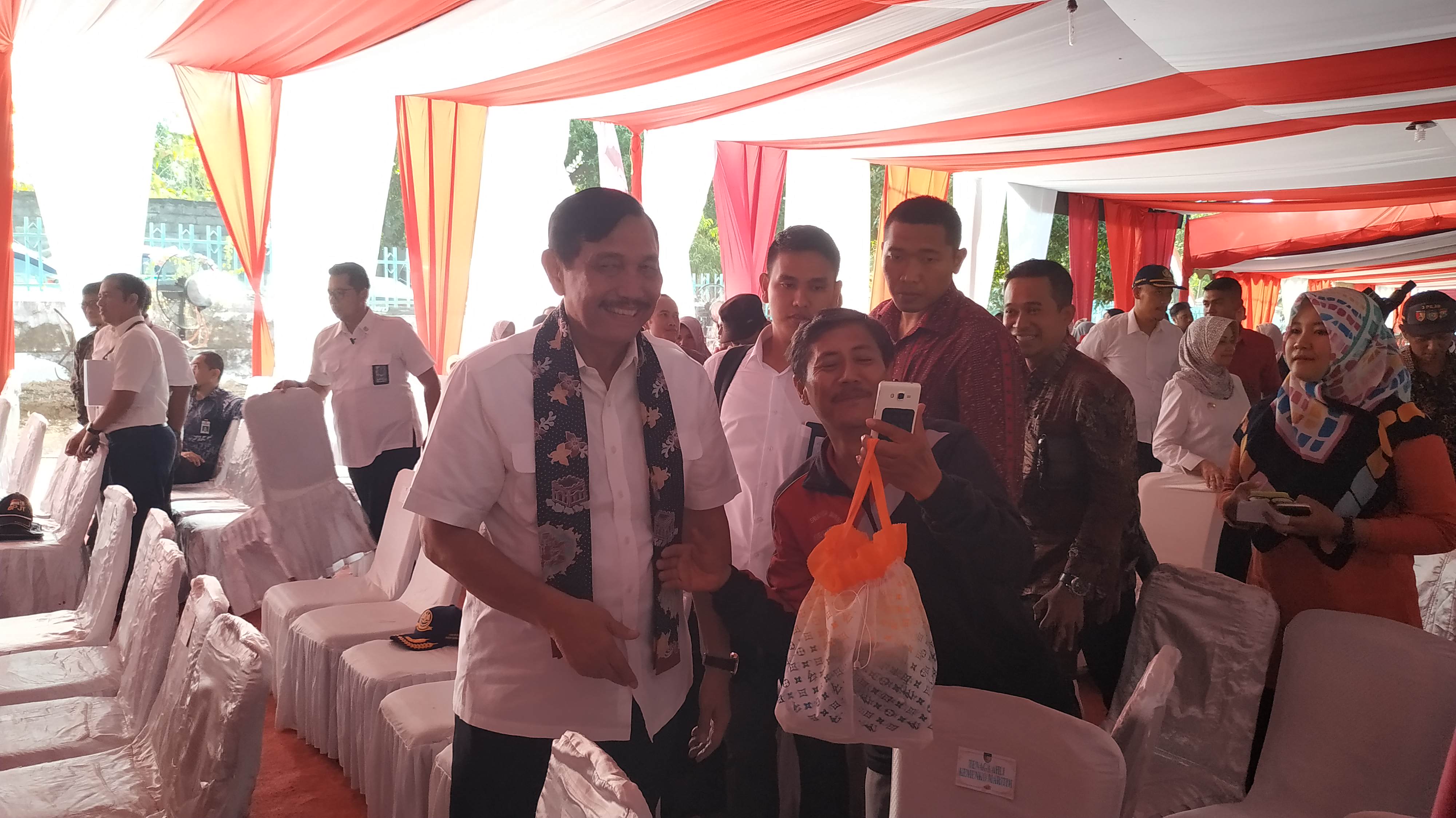 Luhut Binsar Panjaitan menemui warga Kecamatan Grogol, Kabupaten Kediri, dalam kunjungan kerjanya. (Foto: Fendi/ngopibareng.id)