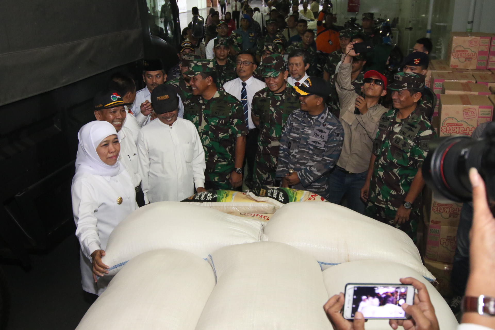 Gubernur Jawa Timur Khofifah Indar Parawansa saat berada di Kapal Rumah Sakit KRI di Koarmada II. (Foto: Faiq/ngopibareng.id)