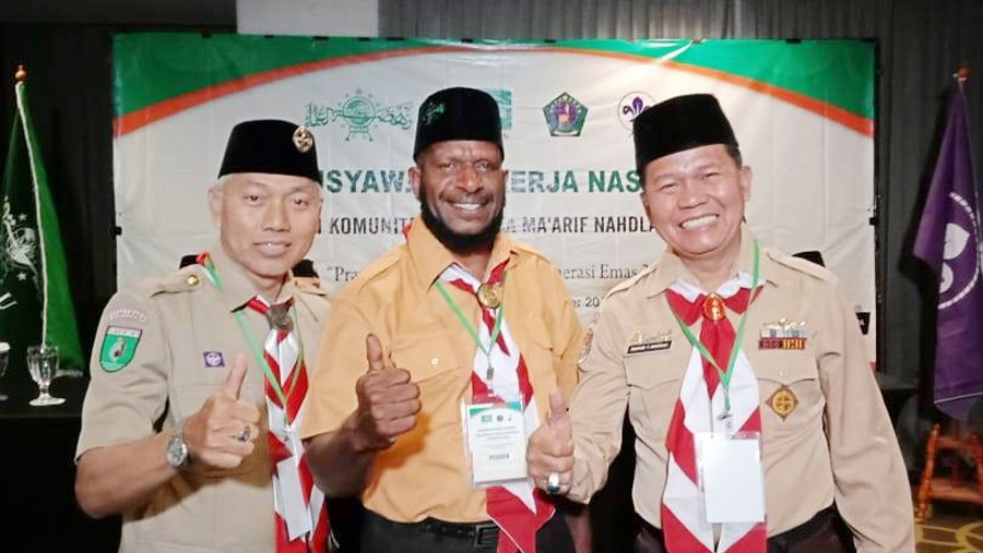 Ketua PC LP Ma'arif NU Jayapura, Papua, H Kahar Yelipeleh (tengah). (Foto:nu for ngopibareng.id)