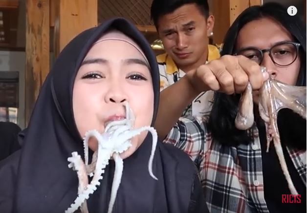 YouTuber Ria Ricis dan timnya menyantap gurita di Korea Selatan. (Foto: YouTube Ria Ricis)