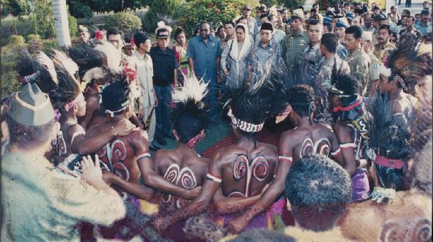 Presiden Abdurrahman Wahid saat bersama warga Papua. (Foto: ist/ngopibareng.id)