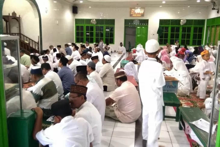 Kalangan warga Muslim Biak Numfor zikir dan doa menyambut tahun baru Islam 1441 Hijriah di Masjid Al Huda Bulog Distrik Biak Kota. (Foto: Antara/Muhsidin)