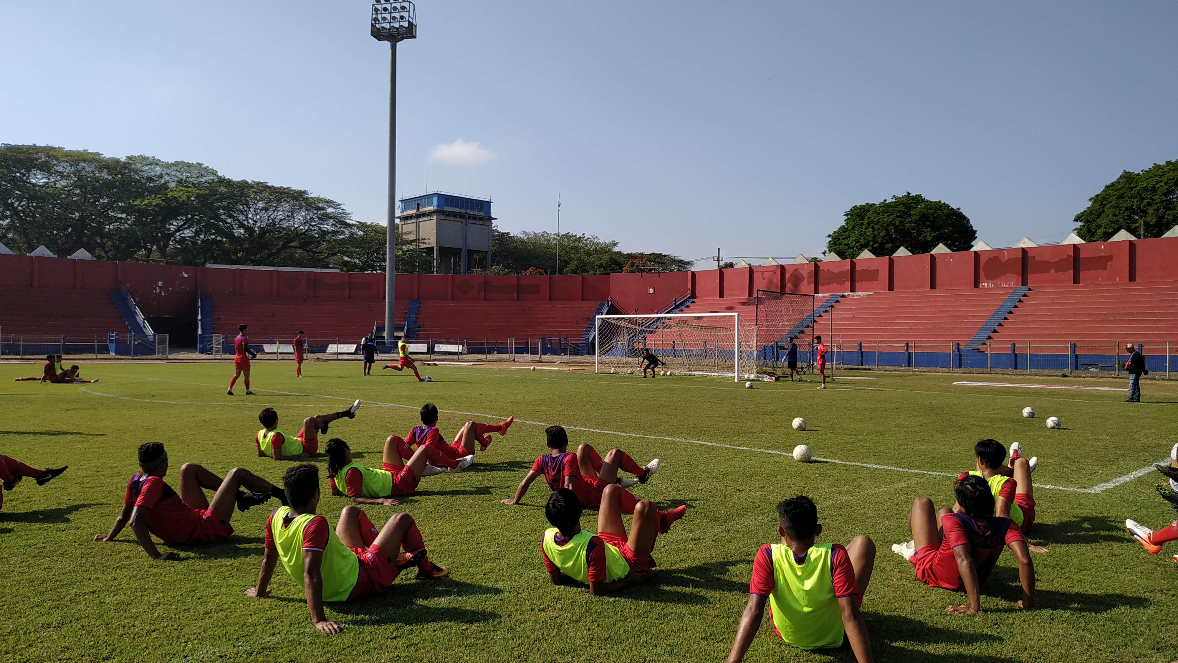 Jelang laga melawan PSIM Yogyakarta besok, Persiik Kediri geber latihan di stadion Brawijaya Kediri (Foto: Fendhy/ngopibareng.id)