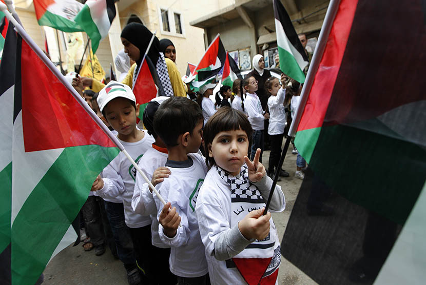 Anak-anak Palestina dan bendera kebanggaannya. (Foto: bbc/ngopibareng.id)