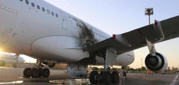 Badan pesawat Libyan Airlines yang terkena serangan rudal dari pasukan pemberontak pimpinan Khalifa Haftar. (Foto: Arabnews)