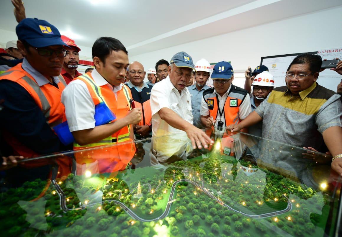 Menteri PUPR, Basuki Hadimuljono melihat maket pembangunan jalan pintas Mengwitani-Singaraja, Minggu 1 September 2019. 
