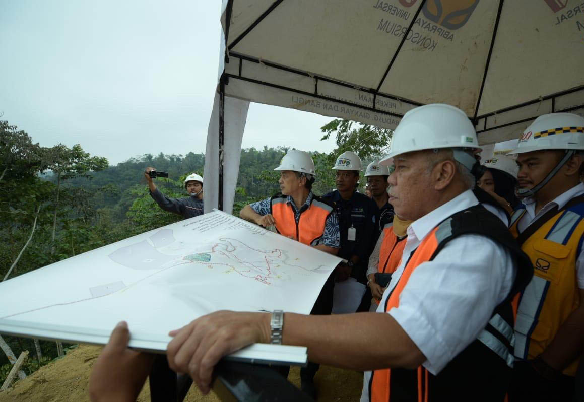 Menteri PUPR, Basuki Hadimuljono saat meninjau pembangunan Bendungan Sidan. (Foto: PUPR)