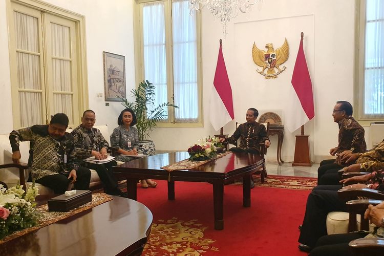 Pansel Capim KPK menyerahkan 10 nama Capim KPK ke Presiden Joko Widodo, di Istana Merdeka, Senin, 2 September 2019. (Foto: BPMI Setpres)