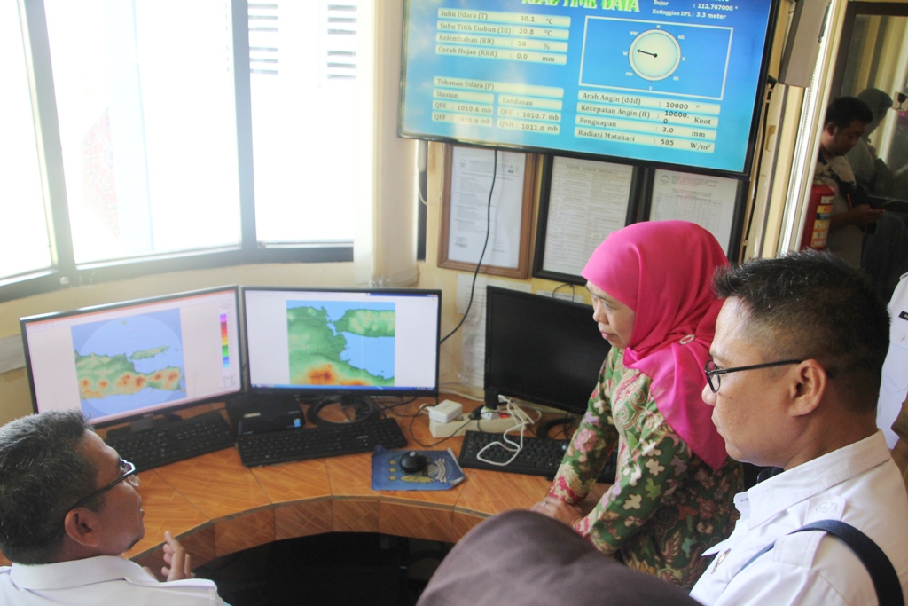 Gubernur Jawa Timur Khofifah Indar Parawansa saat mengecek kesiapan teknologi miliki BMKG untuk mengetahui radar kapal di tengah laut. (Foto: Faiq/ngopibareng.id)