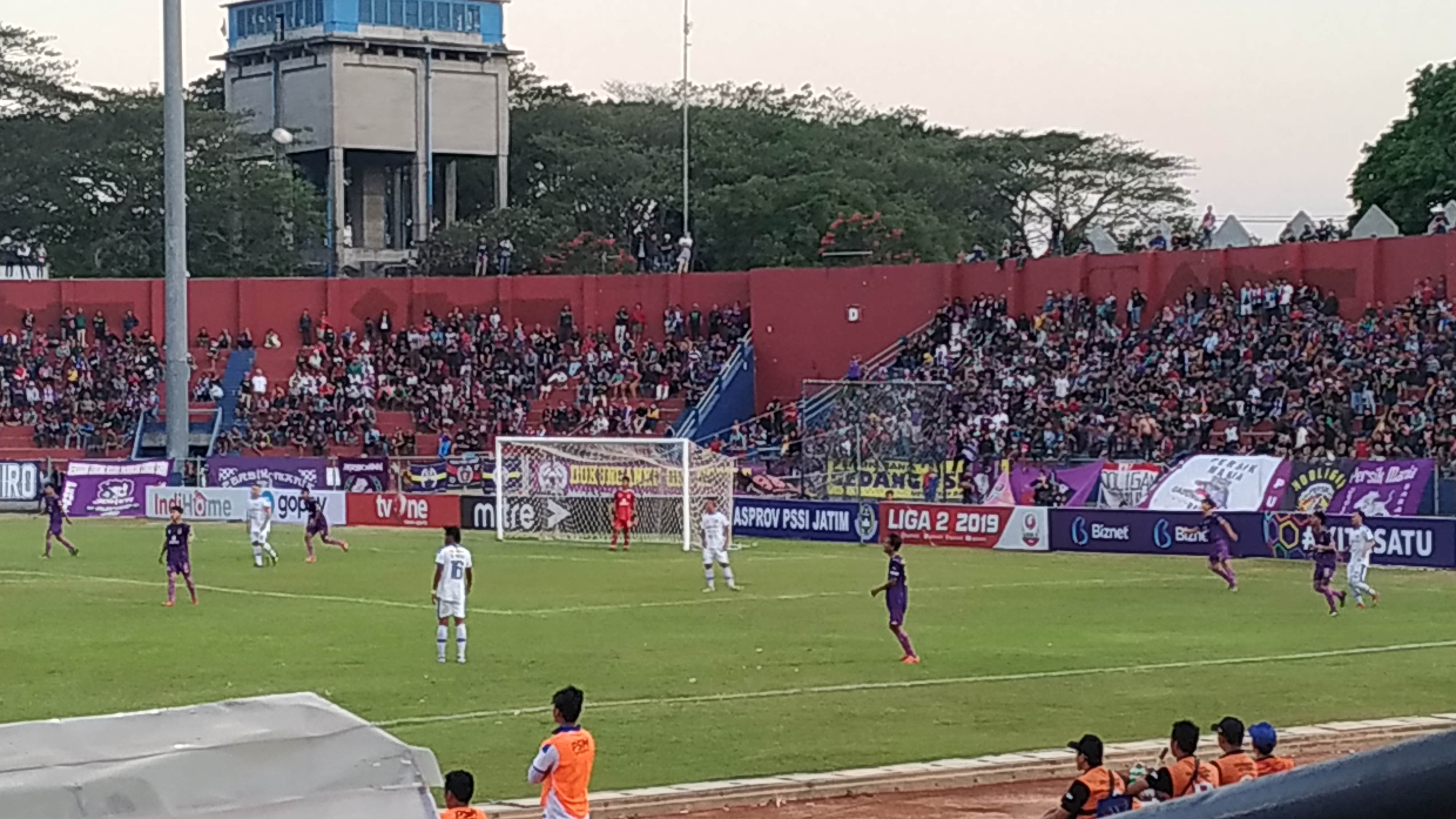 Pertandingan Persik Kediri melawan PSIM Yogyakarta, Senin, 2 September 2019 di Stadion Brawijaya, Kediri. (Foto: Fendi/ngopibareng.id)