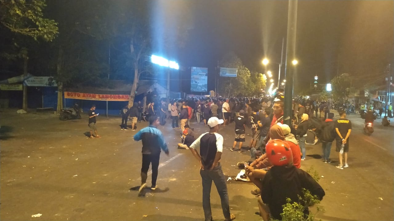 Sejumlah suporter Persikmania di luar stadion Brawijaya terlibat aksi bentrok dengan suporter PSIM Yogyakarta, Brajamusti, Senin, 2 September 2019 petang. (Foto: Fendi/ngopibareng.id)