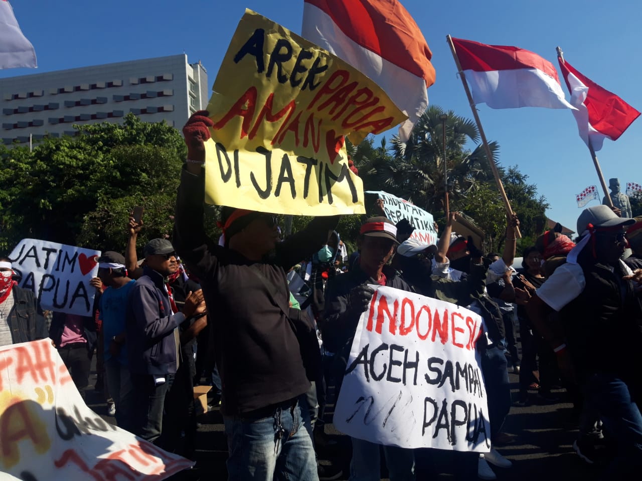 Aksi massa di depan Gedung Negara Grahadi, Senin, 2 September 2019. (Foto: Faiq/ngopibareng.id)