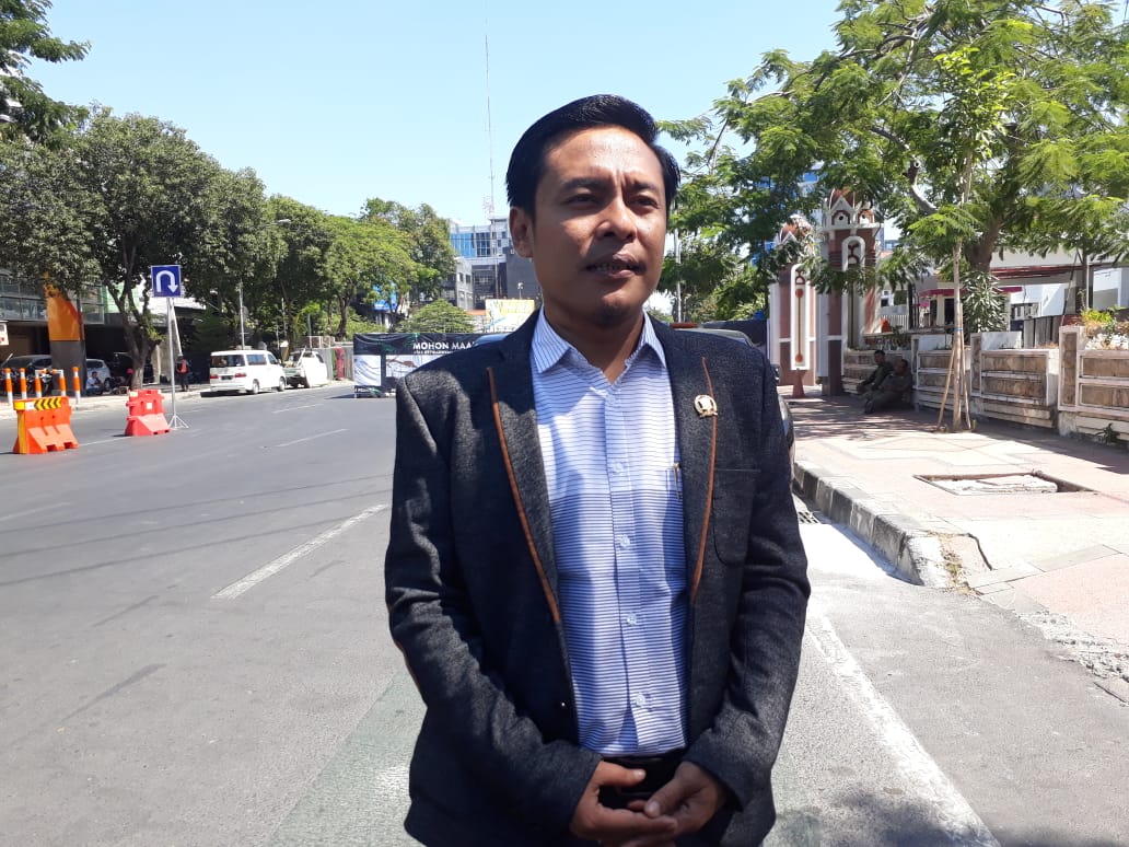 Anggota DPRD Surabaya dari Partai Golkar, Arif Fathoni saat berada di depan Gedung DPRD Surabaya. (Foto: Faiq/ngopibareng.id)