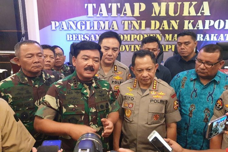 Panglima TNI Marsekal Hadi Tjahjanto (kiri depan) memilih putra asli Papua sebagai Pangdam Cenderawasih.