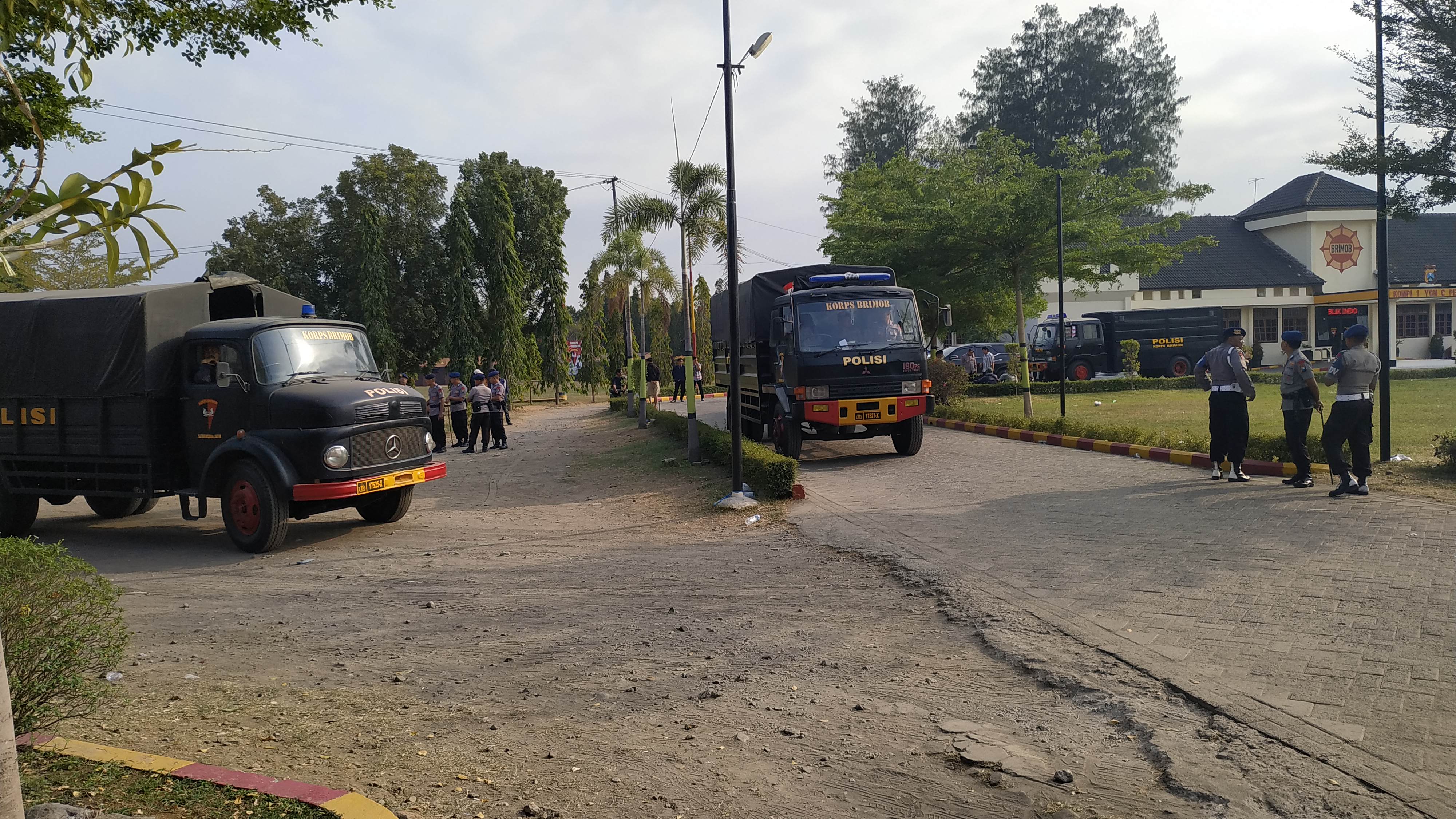 Suporter PSIM dinaikkan truk polisi untuk diantar ke Stasiun Besar Kediri. (Foto: Fendhy/ngopibareng.id)