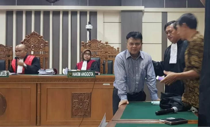 Hakim Lasito berkonsultasi dengan penasihat hukumnya usai sidang putusan di Pengadilan Tipikor Semarang, Selasa. (Foto: Antara/I.C. Senjaya)