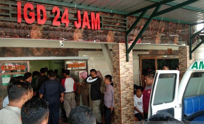 Beberapa anggota Satpol PP Bantul saat menunggu rekannya  di RS Rajawali Citra Banguntapan Bantul, DIY  yang tewas  karena tersengat listrik saat menurunkan baliho,  Selasa. (Foto: Antara/Hery Sidik)