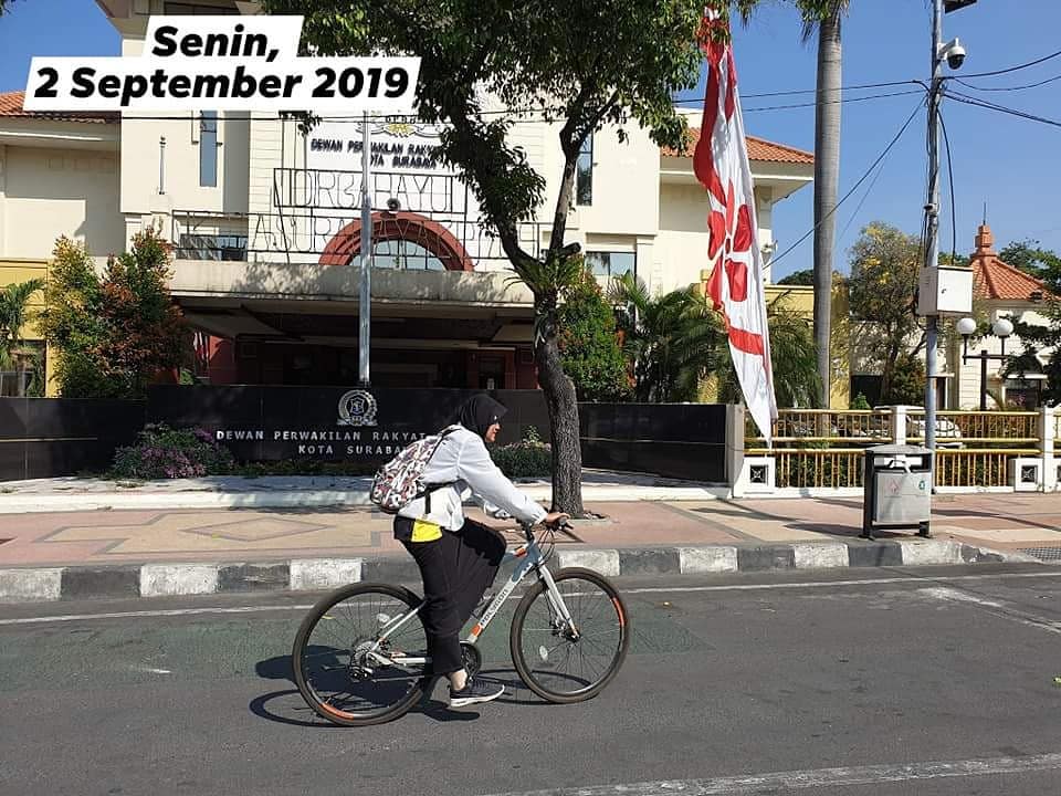 Reni mengendarai sepeda saat rapat paripurna perdana DPRD Kota Surabaya. (Foto: istimewa)