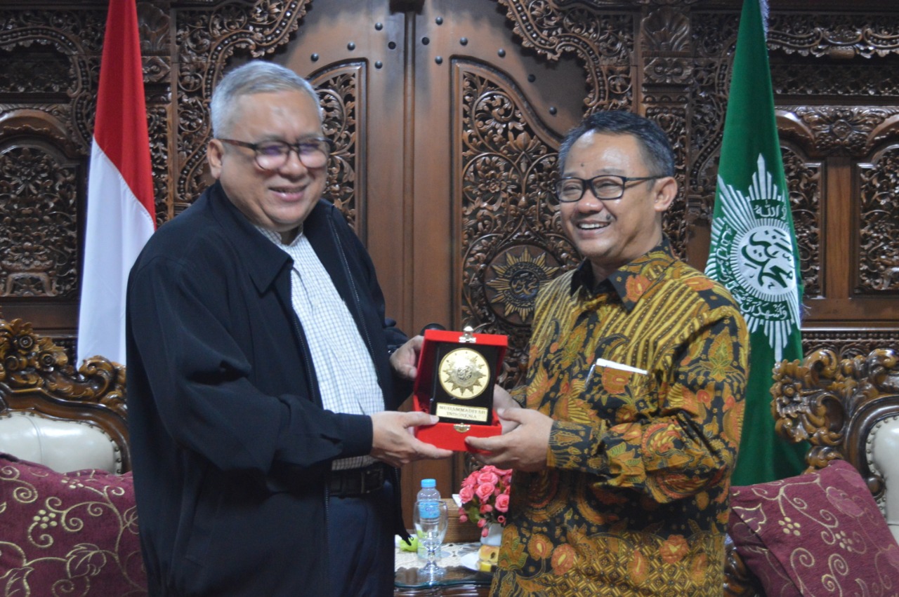 Ahmad Azam Abdul Rahman bersama Sekretaris Umum PP Muhammadiyah Abdul Mu'ti ketika berkunjung ke Gedung Pusat Dakwah Muhammadiyah Jakarta. (Foto: md/ngopibareng.id)