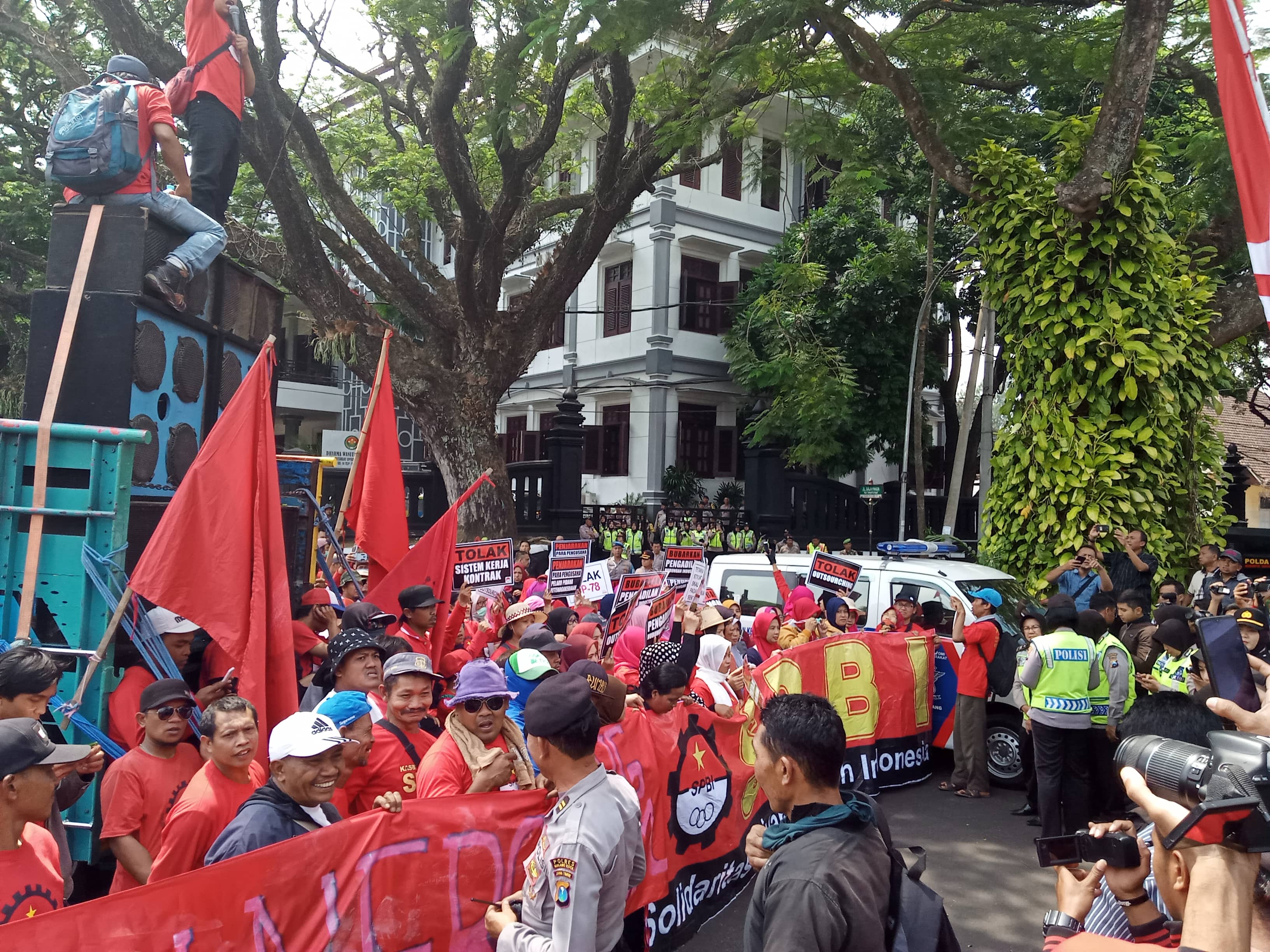 Ratusan buruh saat menggelar aksi di depan Kantor DPRD Kota Malang (Theo/ngopibareng.id)