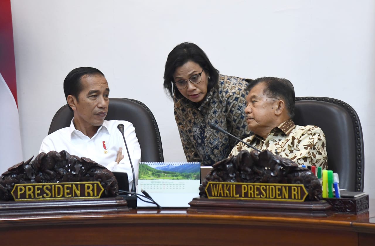 Presiden Joko Widodo dan Wapres Jusuf Kalla bersama Menteri Keuangan Sri Mulyani saat rapat terbatas di Kantor Presiden Jakarta. (Foto: setpres for ngopibareng.id)