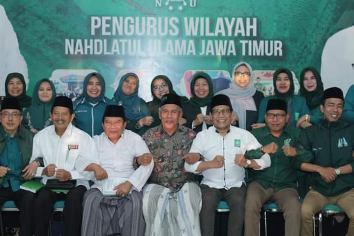 Ketua PWNU Jawa Timur KH Marzuki Mustamar bersama anggota FKB DPRD Jatim. (Foto: ist/ngopoibareng.id)