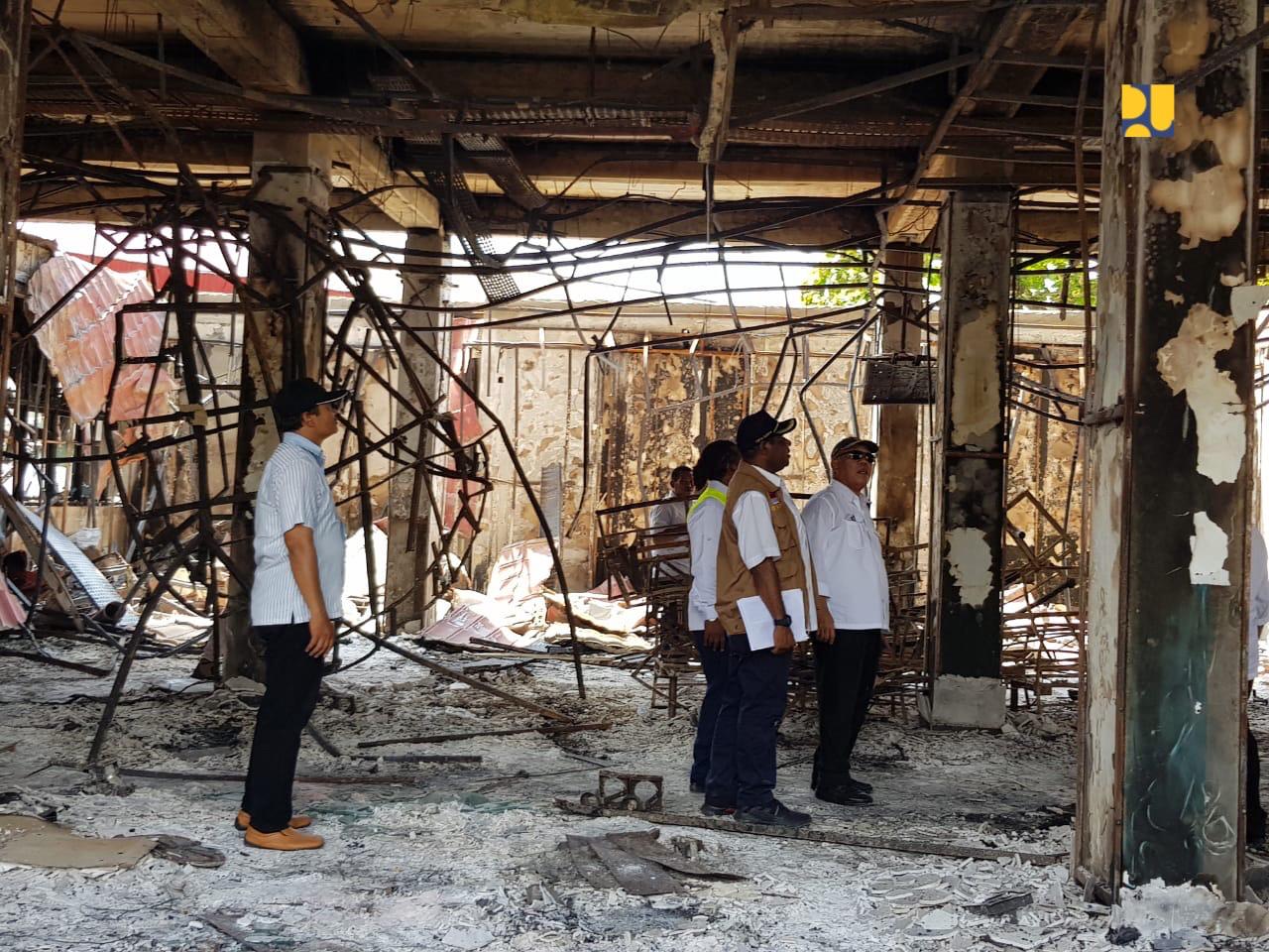 Menteri PUPR Basuki Hadimuljono meninjau bangunan rusak di Papua.