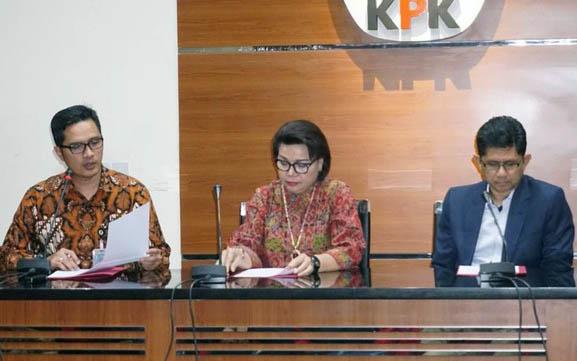 Wakil Ketua KPK, Basaria Panjaitan didampingi Laode M Syarif dan Humas KPK, Febri Diansyah dalam konferensi pers terkait OTT suap distribusi gula di Jakarta, Selasa, 3 September 2019. (Foto: Ant)