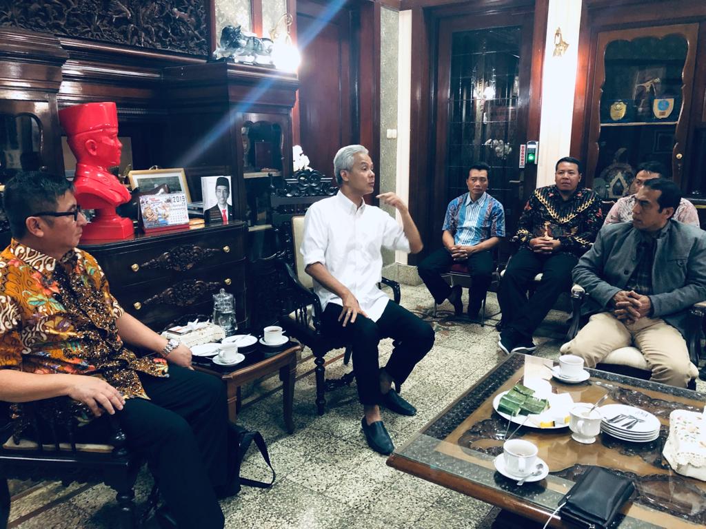 Gubernur Ganjar Pranowo, M Turino Junaidi dan Ketua KHBI Muhammad Maulud. (Foto-foto arif afandi/ngopibareng.id)