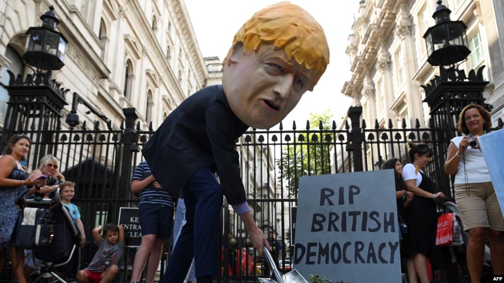 Salah satu protes warga Inggris terhadap pemerintah. (Foto: rtr)