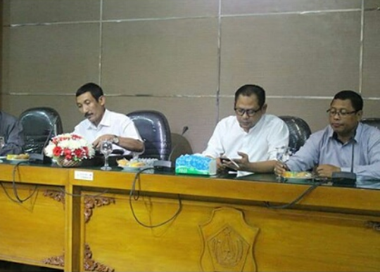 Ketua DPRD Lamongan, Abdul Ghofur (tengah), dan anggota lainnya usai rapat pembentukan Alat Kelengkapan Dewan. (Foto: Nasih/ngopibareng.id)
