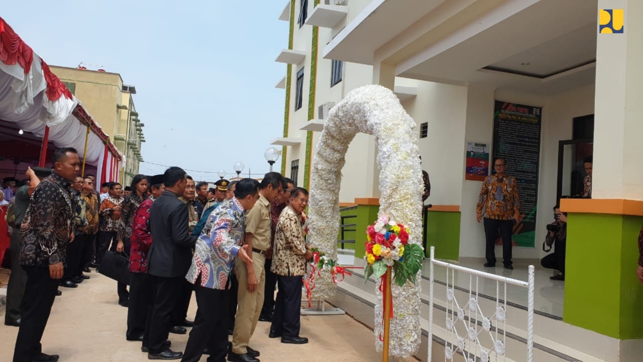 Wakil Presiden Jusuf Kalla saat meresmikan salah satu rumah susun sewa untuk mahasiswa di Provinsi Sumatera Barat. (Foto: Kementerian PUPR)