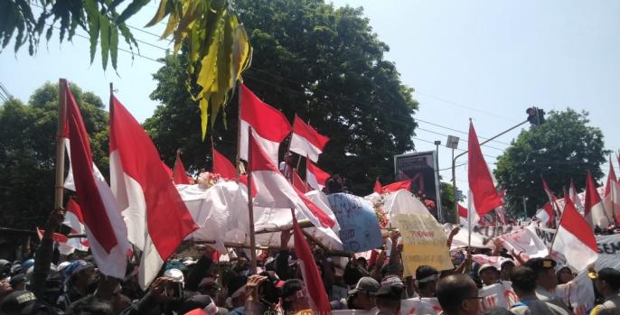 Ribuan warga gelar aksi di depan Pemkab Pasuruan, Rabu, 4 September 2019. (Foto: Dok Humas)
