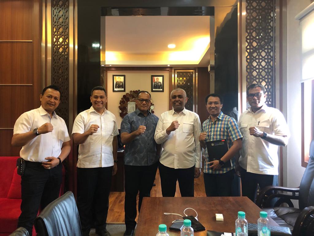 Ketua dan Sekretaris PSSI Jawa Timur bersama Kasatgaswil Anti Mafia Bola. (Foto: Haris/ngopibareng.id)