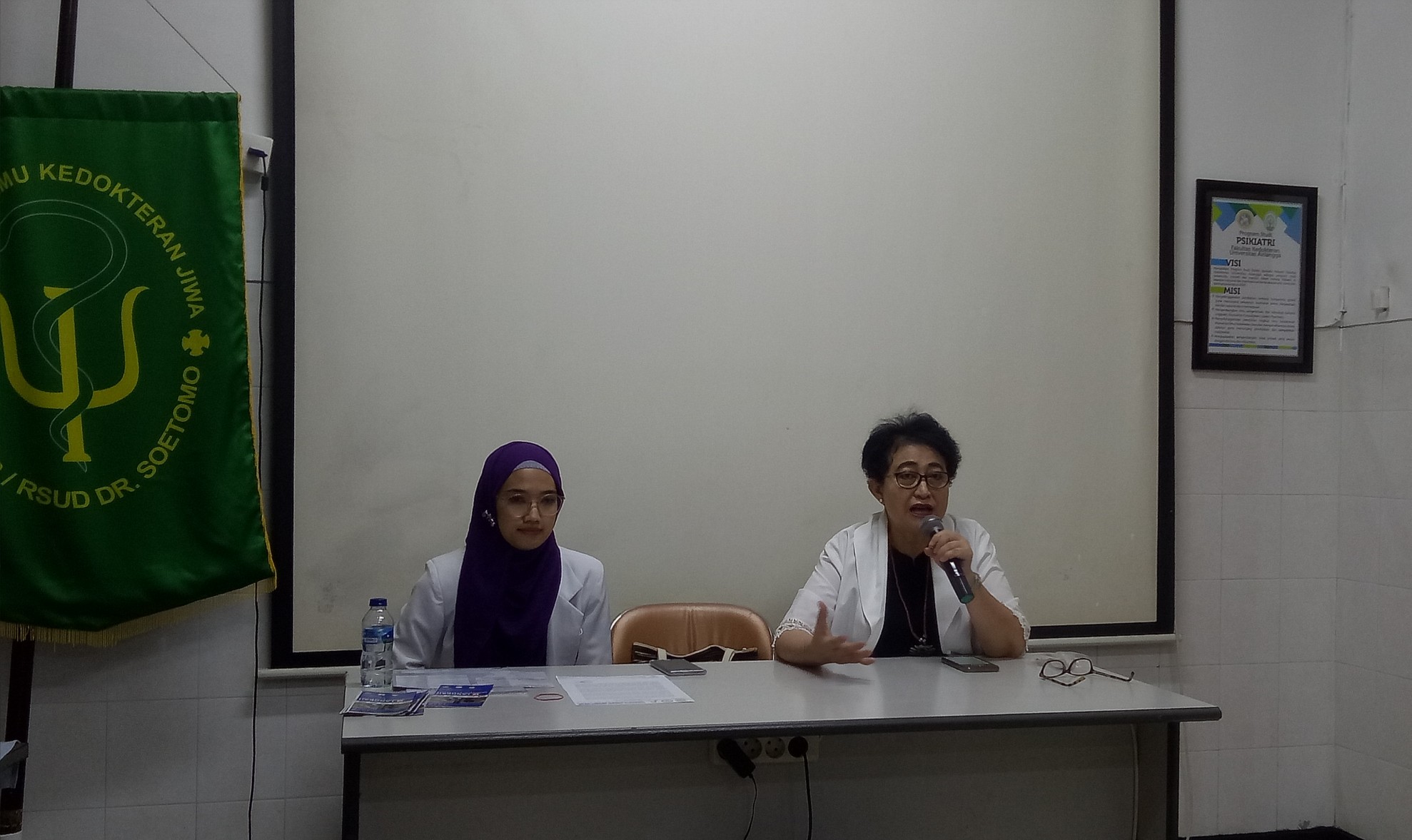 Nalini Muhdi, Kepala Departement Ilmu Kedokteran Jiwa FK. Unair (kanan)  (Foto: Pita/Ngopibareng.id)