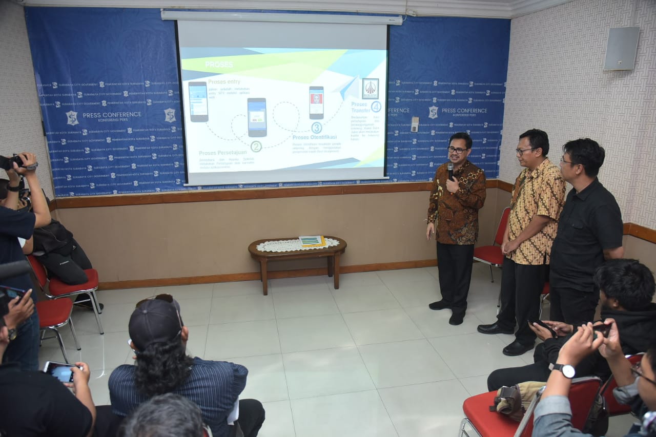 Kepala Dinas Pendidikan Surabaya saat menjelaskan sistem online. (Foto: Alief/ngopibareng.id)