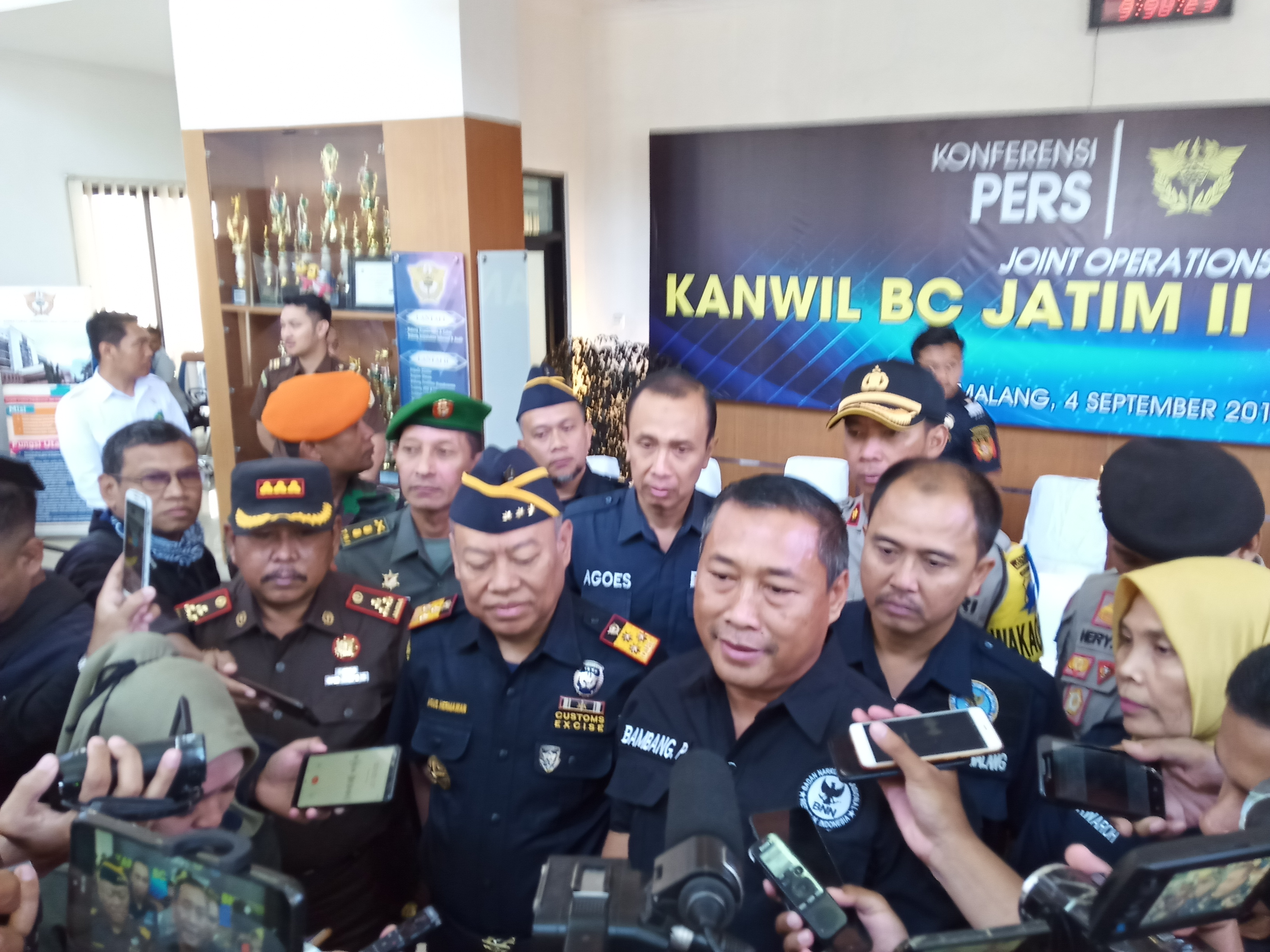 Kepala BNN Provinsi Jawa Timur Brigjen pol Bambang Priyambadha, ketika jumpa pers di Loby Bea Cukai Kanwil Jatim II Malang (Foto: Theo/ngopibareng.id)