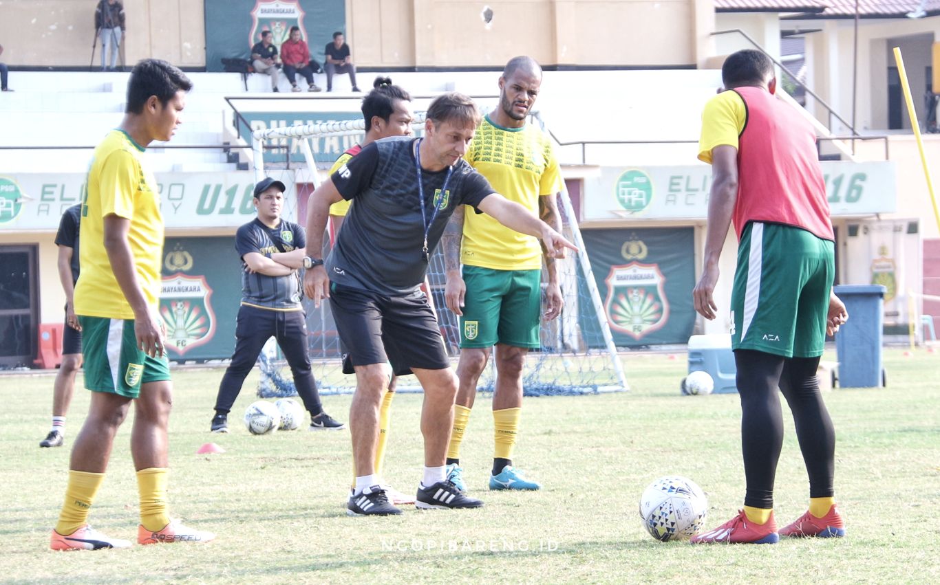 Asisten pelatih Persebaya, Wolfgang Pikal saat pimpin latihan Persebaya, Rabu 4 September 2019. (Foto: Haris/ngopibareng.id)