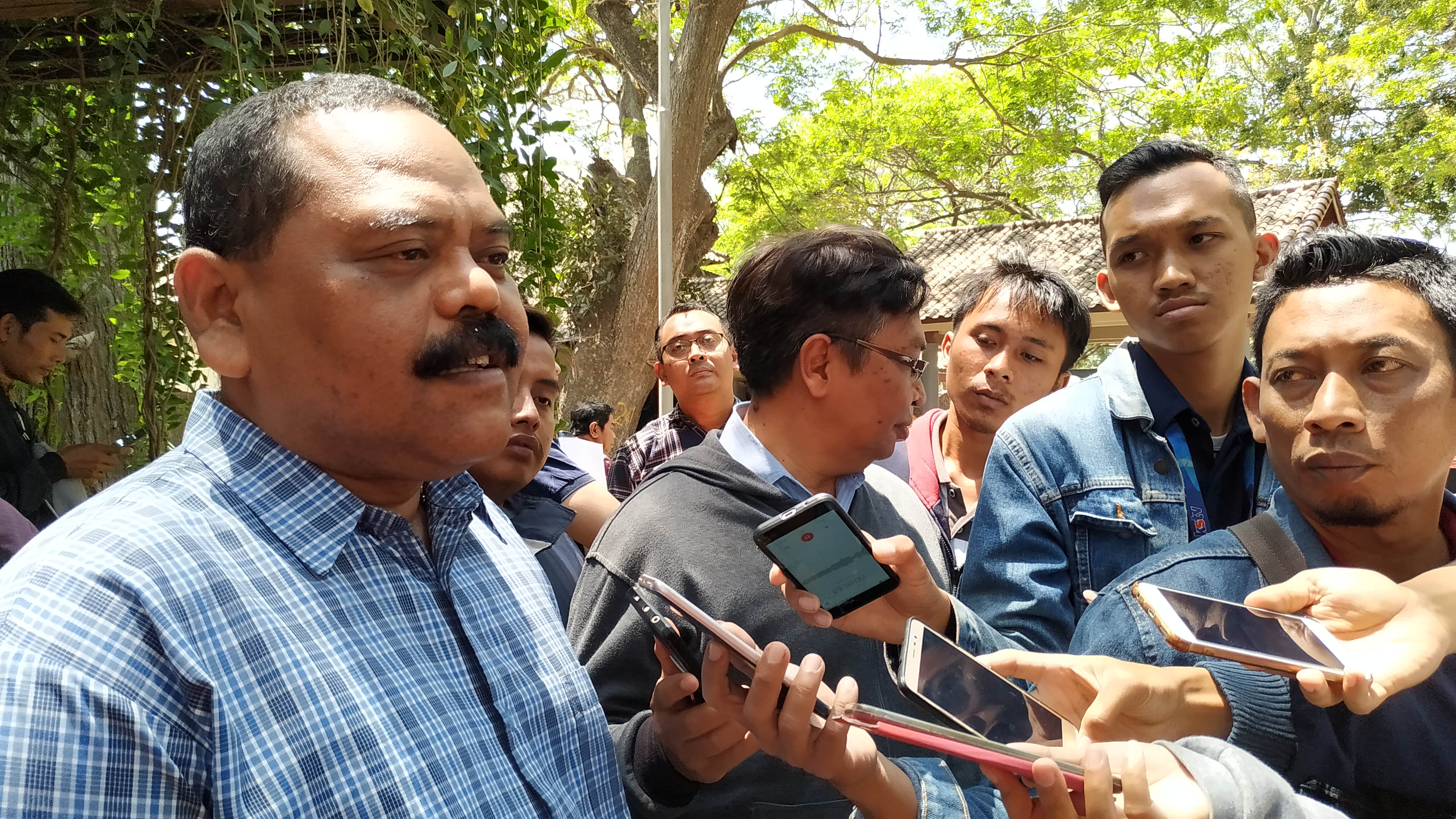 Ketua Panpel Persik Kediri, Widodo memberi pernyatan kepada media, Rabu, 4 September 2019. (Foto: Fendi/ngopibareng.id)