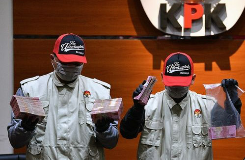Penyidik KPK menunjukkan barang bukti hasil OTT Bupati Bengkayang berupa uang tunai pecahan 100 ribuan sebesar Rp336 juta. (Foto: Ant)