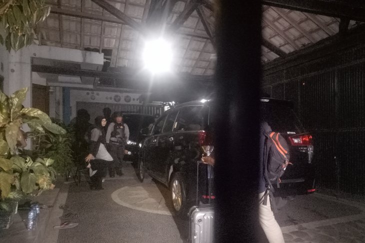 Tampak penyidik KPK membawa satu koper saat keluar dari rumah Bupati Muara Enim Ahmad Yani, Rabu malam 4 September 2019. (Foto: Dok/Antara)