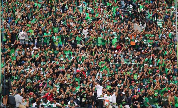 Persebaya memiliki jumlah penonton terbanyak, menurut PT Liga Indonesia. (Foto:Ngobar) 