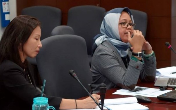 Amira Paripurna (kanan) dalam diskusi hukum pidana di Indonesia. (Foto: Humas Unair)