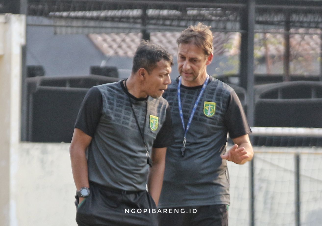 Asisten pelatih Persebaya, Wolfgang Pikal dan Bejo Sugiantoro saat berunding strategi untuk Rendi Irwan dkk. (Foto: Haris/ngopibareng.id)