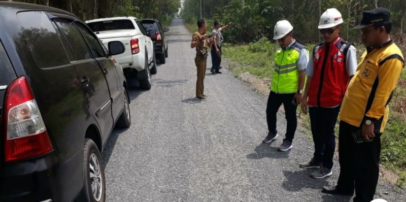 Sejumlah petugas dari PT Waskita Karya dan Pemkab Tubaba melakukan pengawasan terhadap perbaikan jalan di Waykenanga, Kamis, 5 September 2019. (Foto: Dok PUPR)