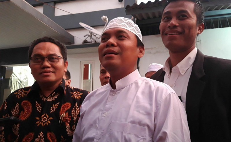 Sugi Nurharja alias Gus Nur (tengah). (Foto: Dok/Ngopibareng,id)